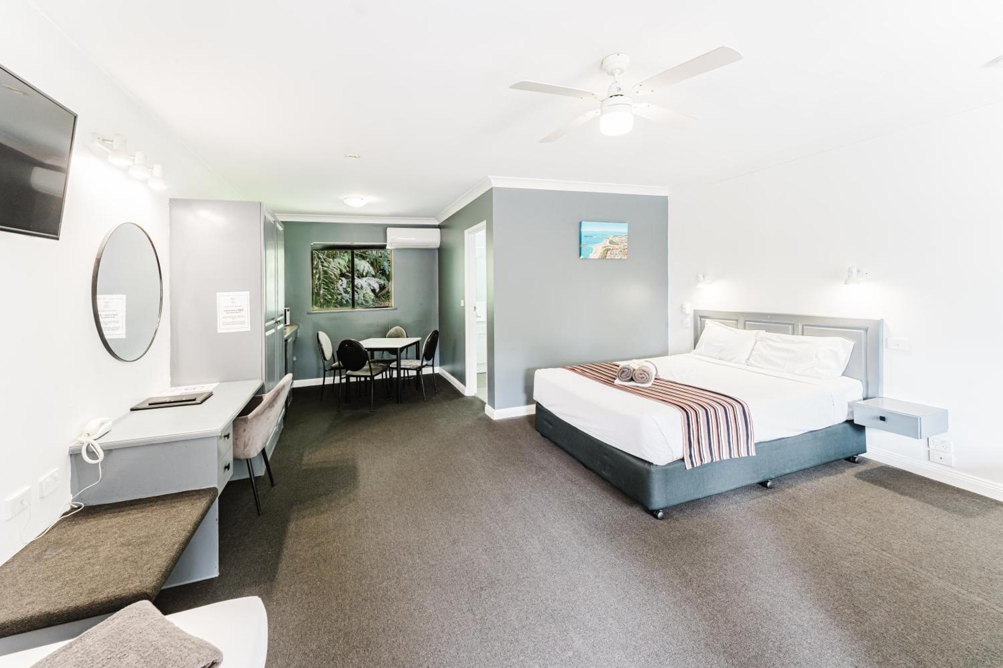Country 2 Coast Motor Inn Кофс-Харбор Экстерьер фото
