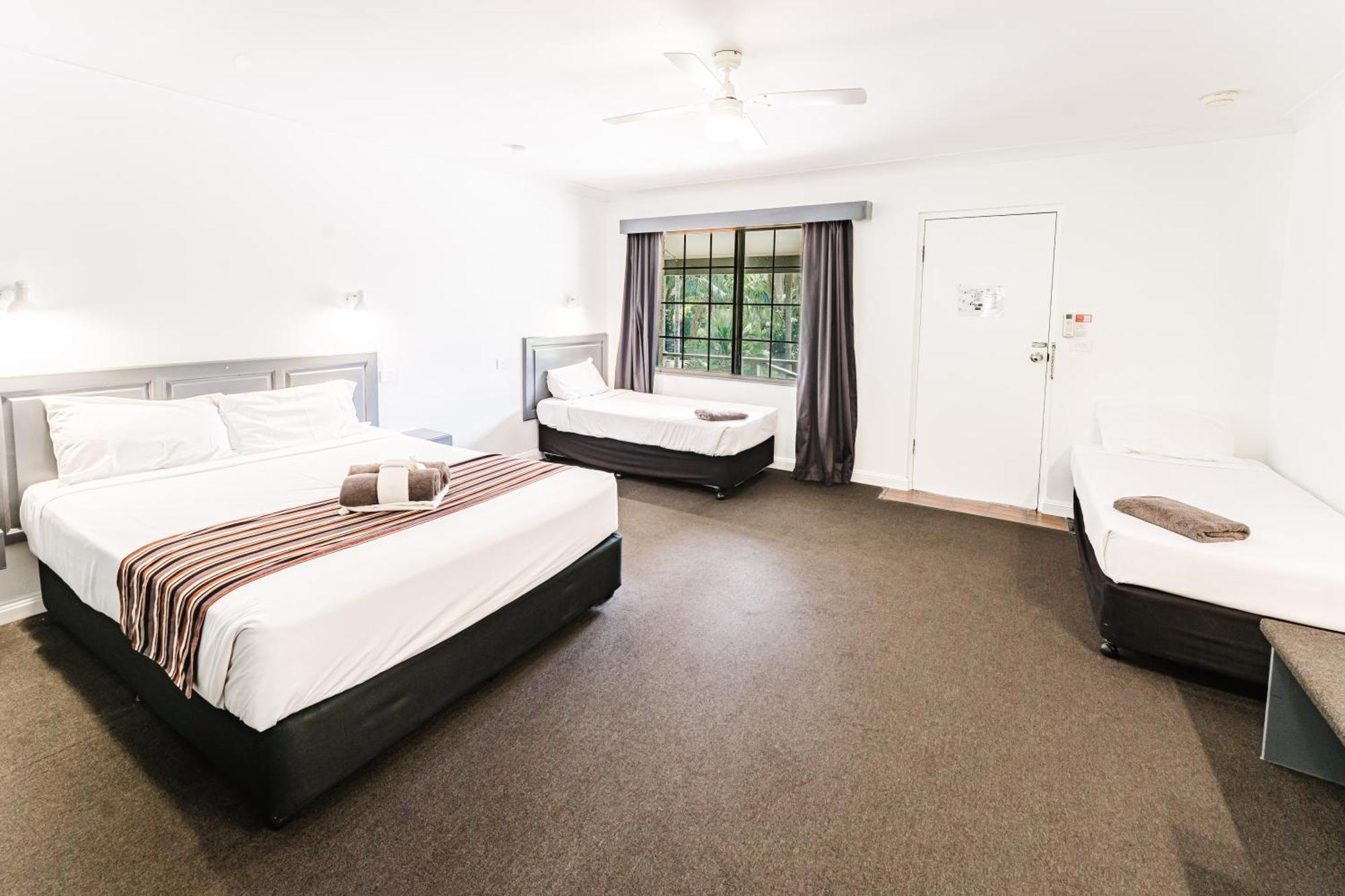 Country 2 Coast Motor Inn Кофс-Харбор Экстерьер фото