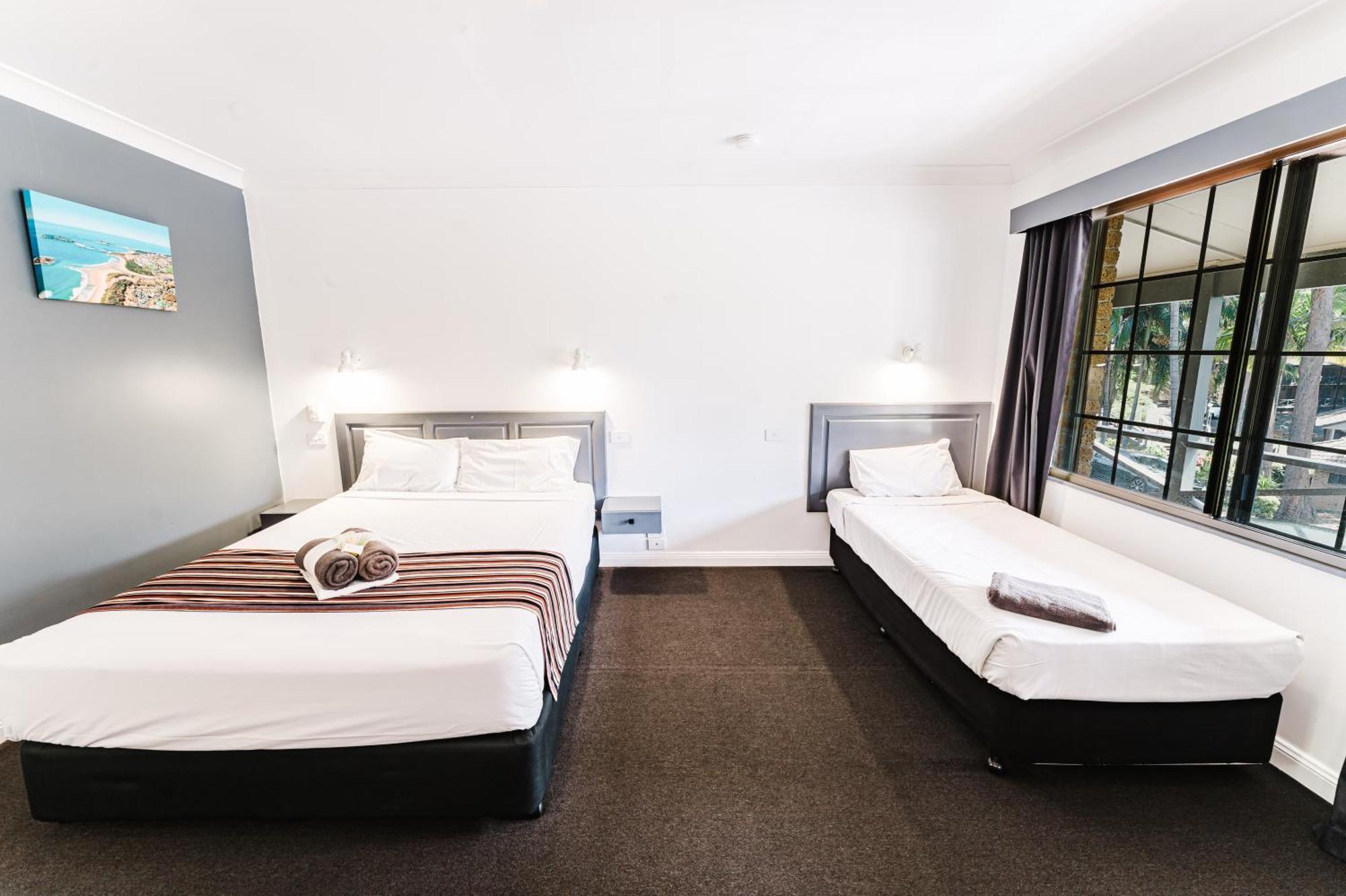 Country 2 Coast Motor Inn Кофс-Харбор Экстерьер фото